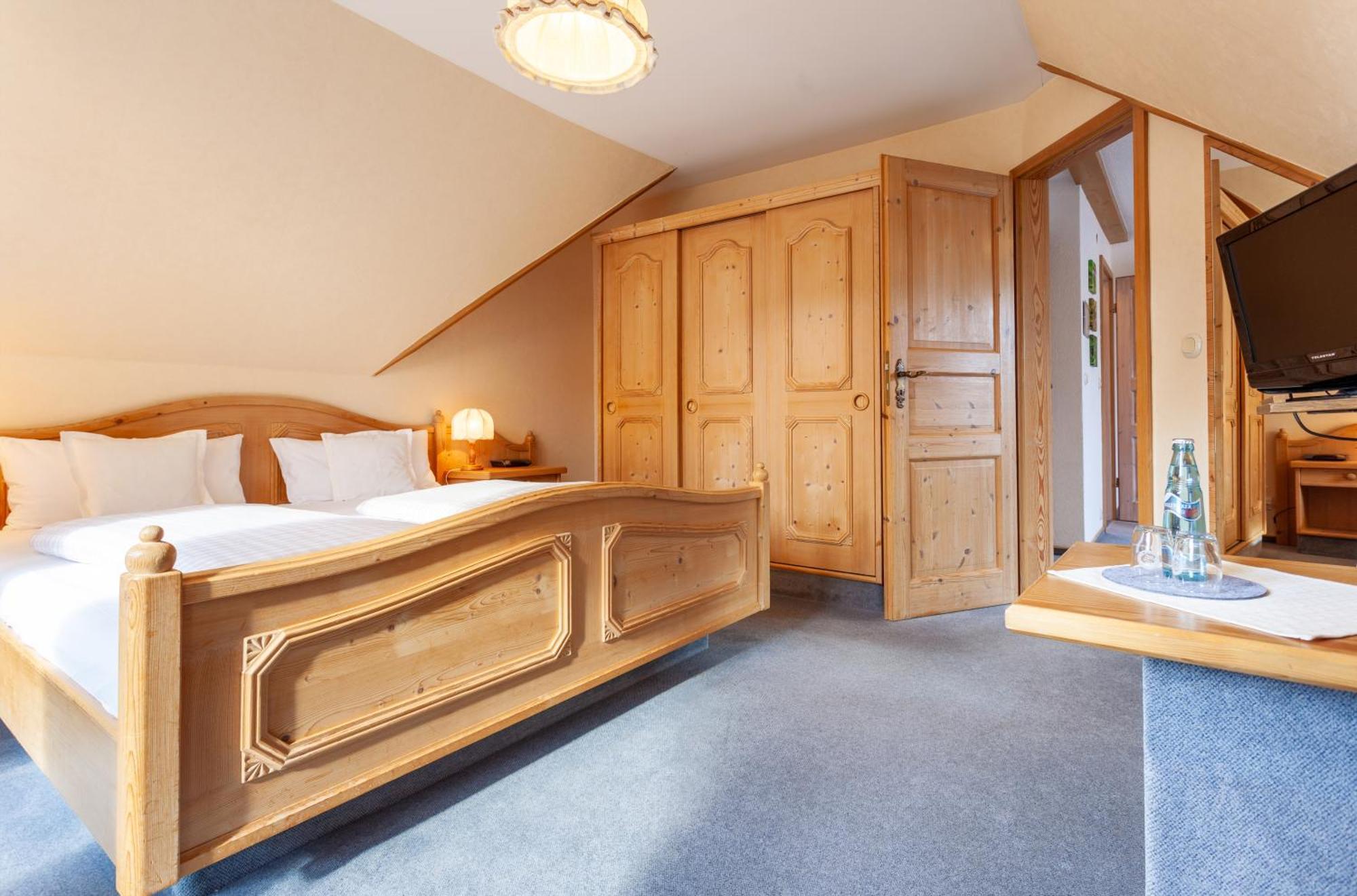 Hotel Sauerlaender Hof Виллинген Экстерьер фото